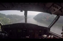 Widok z kokpitu samolotu gaśniczego, podczas uzupełniania wody