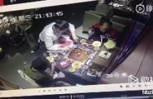 Gotujące się jedzenie na restauracyjnym stole nagle eksploduje.
