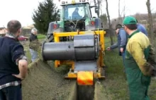 Kopanie dziury w ziemi pod kanalizację światłowodową. Szybko i sprawnie...