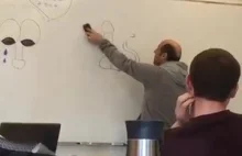Nauczyciel ściera z tablicy rysunek kota