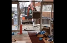Budowlaniec demoluje nowy budynek. (NOWE, PEŁNIE NAGRANIE)