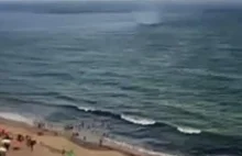 Tornado wciągnęło kilka osób na plazy.
