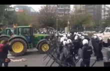 Traktory kontra kordon policyjny