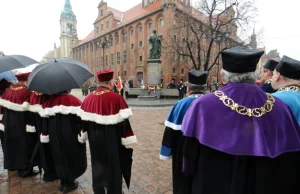 Kolejna burza na znanej uczelni. "Pracownik to zwierzę, ma się łasić"