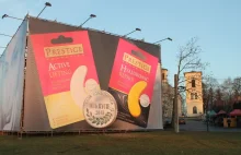 Absurd! Ochroniarze pilnują spornej reklamy. I zabraniają fotografowania!