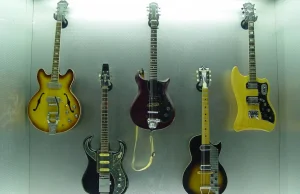 Wystawa poświęcona historii gitary elektrycznej