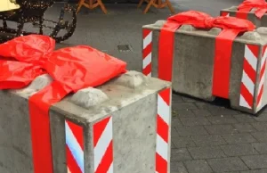 „Świątecznie opakowane” betonowe zapory, czyli Boże Narodzenie w Niemczech