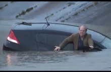 Mężczyzna wjeżdża do wody samochodem