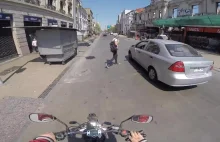 Spowodował wypadek i uciekł… Motocyklista rozpoczyna pościg!