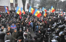 Tysiące Mołdawian szturmuje parlament domagając się wyborów