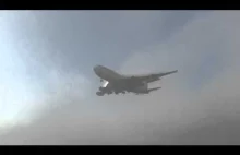 Boeing 747 wyłaniający się z gęstej mgły.