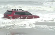 Czerwony SUV największą ''atrakcją'' w trakcie szalejącego huraganu Dorian