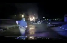Amerykańscy policjanci bez wahania ratują kierowcę z płonącego auta