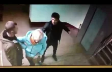 W Rosji też problem z migrantami - migrant z nożem ciągnie kobietę po schodach.