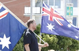 Neo-Nazistowskie grupy w Australii profanują australijską flagę
