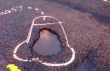 Bohater-Artysta naprawia dziury drogowe malując na nich penisy | -...