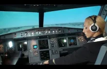 Rosyjska stewardessa próbuje swoich sił w symulatorze samolotu A320