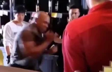 52-letni Mike Tyson daje pokaz w barze