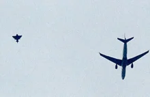 samolot lini Katar air lines został eskortowany przez myśliwiec