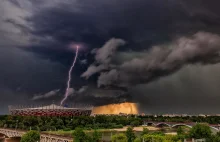 Widowiskowa burza nad Narodowym. O takim zdjęciu marzy każdy fotograf