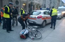 Pusty radiowóz straży miejskiej stoczył się na rowerzystę [ZDJĘCIA