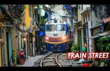 Niebezpieczna linia kolejowa w środku miasta w Wietnamie