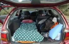 Matka z dwójką dzieci mieszka w samochodzie