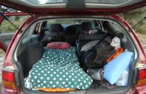 Matka z dwójką dzieci mieszka w samochodzie