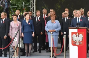 Od czekoladowego orła do wojskowej defilady. Patriotyzm Komorowskiego.