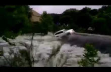 Samochód porwany przez nurt rzeki podczas powodzi