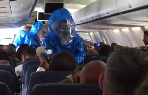 Pasażer kichnął, zażartował: 'Mam ebolę'. Wyprowadzili go ludzie w kombinezonach