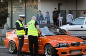 Tragiczny wypadek na Bielanach. Kierowca jechał 130 km/h w terenie...