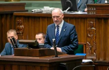 Antoni Macierewicz bezpardonowo atakuje MON na twitterze