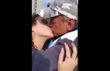 nastolatka całuje się z osiedlowym dżentelmenem