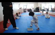 3 latek łamie deskę - Taekwondo