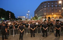 Policja niechętnie przyznaje: Miesięcznice są zabezpieczane przez snajperów.