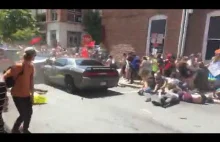 Samochód wjeżdża w protestujących - USA