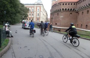 Wiceprezydent Krakowa promuje jazdę na rowerze... w obstawie policji. Żenada...