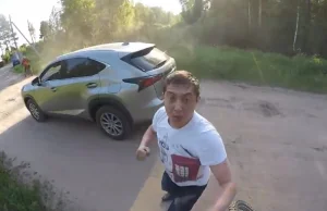 Rosja: motocyklista zaatakowany przez PIJANEGO kierowcę