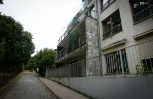Tak budują mieszkania w Szczecinie. Od budynku odpadają płyty z piaskowca...