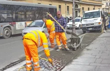 W Rzymie więźniowie pracują przy usuwaniu dziur na ulicach.