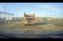Kierowca ciężarówki myślał że zdąży przez pociągiem