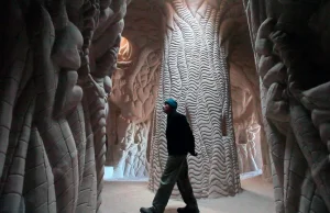 Artysta poświęcił 10 lat na wydrążenie jaskini w skale.