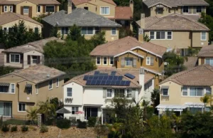 Dlaczego ludzie instalują solary na dachach? Ponieważ sąsiedzi instalują solary