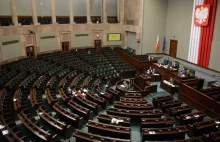 Sondaż TNS dla „Wiadomości”: PO wyraźnie przed PiS. Tylko cztery partie w...