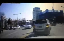 Manewry na skrzyżowaniu w Rosji z kobietą za kierownicą - combo