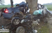 BMW owinęło się wokół drzewa! Zginął 20-letni kierowca.