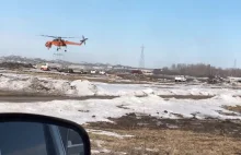 Helikopter zabiera słup wysokiego napięcia, tak po prostu