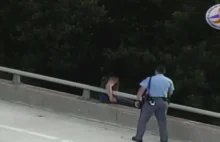 Policjant namawia niedoszłego samobójcę żeby zszedł z mostu po czym go przytula