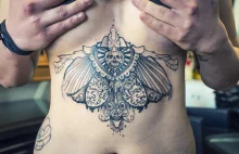 Intymny tatuaż nie tylko między piersiami